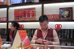 Giao dịch vàng tại Bảo Tín Minh Châu. (Ảnh: Minh Sơn/Vietnam+)
