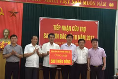Đại diện Vietcombank trao tượng trưng số tiền 500 triệu đồng cho tinh Quảng Bình. (Nguồn: Vietcombank)