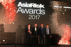 Lãnh đạo BIDV nhận giải thưởng từ lãnh đạo Tạp chí Asia Risk. (Nguồn: BIDV)