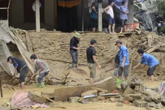 Lực lượng chức năng và người dân khẩn trương khắc phục hậu quả thiên tai tại huyện Mù Cang Chải. (Ảnh: Tuấn Anh/TTXVN)