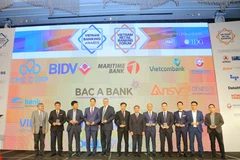 Các lãnh đạo ngân hàng nhận giải thưởng từ Ban tổ chức. (Nguồn: IDG)