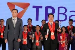 Phó TGĐ TPBank – ông Nguyễn Việt Anh (phải) thay mặt ngân hàng nhận giải thưởng Thương hiệu mạnh Việt Nam. (Nguồn: TPBank)