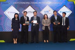 Ông Đinh Văn Chiến, Phó Tổng giám đốc TPBank (thứ 2 từ trái sang) nhận giải từ Napas. (Nguồn: TPBank)