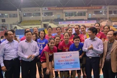 Đội VietinBank nhận khen thưởng ngay sau trận đấu. (Nguồn: VietinBank)