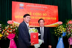 Phó Thống đốc Nguyễn Kim Anh trao Quyết định bổ nhiệm Chủ tịch HĐTV VAMC cho ông Nguyễn Tiến Đông (trái). (Nguồn: Ngân hàng Nhà nước)