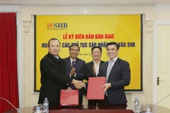 Lãnh đạo hai bên tham gia ký kết. (Nguồn: SHB)