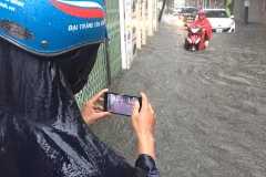 Mưa ngập tại đường Vũ Trọng Phụng đã khiến cho nhiều xe chết máy. (Nguồn: Sơn Bách/Vietnam+)