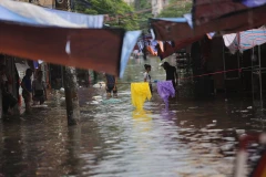 Các Kiốt trong chợ Xanh chìm trong biển nước. (Nguồn: Minh Sơn/Vietnam+)