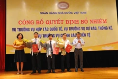 Thống đốc Lê Minh Hưng và Phó Thống đốc Nguyễn Thị Hồng trao quyết định bổ nhiệm 3 Vụ trưởng. (Nguồn: Ngân hàng Nhà nước)
