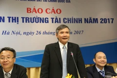 Ông Trương Văn Phước, Quyền Chủ tịch Uỷ ban Giám sát tài chính quốc gia (đứng) tại hội thảo. (Ảnh: T.H/Vietnam+)