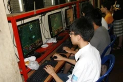 Vẫn còn nhiều học sinh trốn học để chơi game online. (Ảnh: Trung Hiền/Vietnam+)