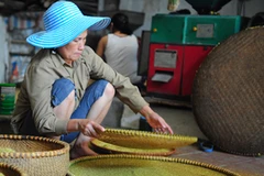 Người Mễ Trì làm cốm. (Nguồn: Internet)