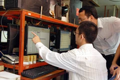 Thanh tra Sở TT-TT Hà Nội kiểm tra một đại lý Internet. (Ảnh: Minh Tú/TTXVN)