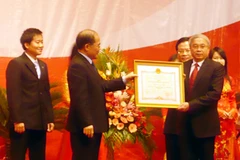 Phó Thủ tướng Nguyễn Sinh Hùng trao Huân chương Sao Vàng cho Bộ trưởng Bộ KHoa học Công nghệ Hoàng Văn Phong. (Ảnh: Trung Hiền/Vietnam+)