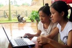 Ngày càng nhiều người trẻ tuổi sử dụng các ứng dụng Internet. (Ảnh: Trung Hiền/Vietnam+)