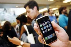 Rõ ràng, "quả táo" iPhone là cuộc cạnh tranh giữa các nhà mạng. (Ảnh minh họa. Nguồn: Internet)