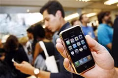 Rõ ràng, "quả táo" iPhone là cuộc cạnh tranh giữa các nhà mạng. (Ảnh minh họa. Nguồn: Internet)