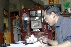 Điều tra viên Lương Minh Tuấn đang tiến hành điều tra tại xã Đại Đồng (huyện Yên Bình, Yên Bái). (Ảnh: Trung Hiền/Vietnam+)