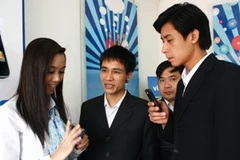 Nhân viên VinaPhone tư vấn cho khách hàng về iPhone. (Ảnh: Kỳ Dương/Vietnam+)