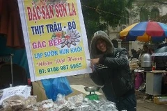 Thịt gác bếp được bày bán trên thị trường (Ảnh: Tâm Tâm/Vietnam+)