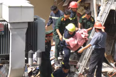 Cháu bé đầu tiên được đưa ra vào lúc 10 giờ 40 phút. (Ảnh: PV/Vietnam+)