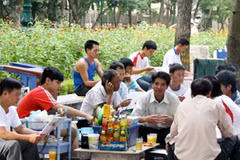 Một quán trà đá trước cổng Đại học Thủy lợi thu hút rất nhiều phụ huynh ngồi uống nước. (Ảnh: Kỳ Dương/Vietnam+)