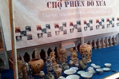 Mỗi phiên chợ đồ cũ lại là một dịp để người yêu đồ cổ khám phá. (Ảnh: T.H/Vietnam+)