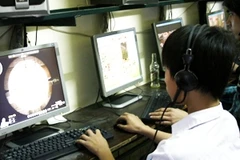 Game bạo lực ảnh hưởng rất lớn đến tâm sinh lý học trò. (Ảnh: Trung Hiền/Vietnam+)