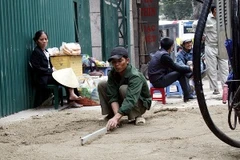 Việc cầy xới vỉa hè thường xuyên sẽ làm ảnh hưởng đến cuộc sống của người dân. (Ảnh: Mạnh Trung/Vietnam+)