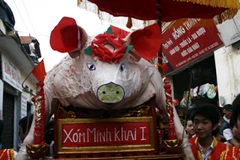 Những "ông lợn" của người La Phù được trang trí rất đẹp với lớp mỡ lá dát mỏng trên mình. (Ảnh: Trung Hiền/Vietnam+)