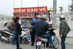 Nhiều người đến các điểm bán vé mua lẻ tẻ, hoặc chỉ hỏi là chính. (Ảnh: Tây Nam/Vietnam+)