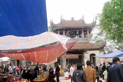 Những hàng quán "bao vây" ngôi chùa cổ nổi tiếng miền Bắc cần được dẹp bỏ. (Ảnh: Kỳ Dương/Vietnam+)