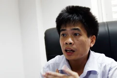 Ông Khương nói, khán giả phải chịu thiệt thòi vì không phải ai có tivi cũng xem được giải ngoại hạng Anh. (Ảnh: Trung Hiền/Vietnam+)