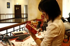 Genius là sản phẩm có mức giá trung bình, được bán rất tại Việt Nam. (Ảnh: Kỳ Dương/Vietnam+)