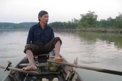 Ông lái đò dũng cảm cứu người trong dòng lũ dữ. (Ảnh: Sơn Bách/Vietnam+)