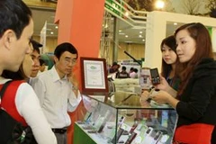 Những chiếc điện thoại của Kangaroo thu hút sự tò mò của nhiều người. (Ảnh: Minh Tú/TTXVN)