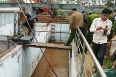 Tìm đường cống ngầm xả thải trái phép của Tung Kuang. (Ảnh: Trung Hiền/Vietnam+)