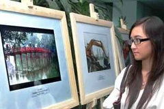 Tác phẩm "Mưa trên cầu Thê Húc" đoạt giải Nhất cuộc thi. (Ảnh: Kỳ Dương/Vietnam+)