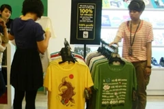 Những chiếc áo với hình "cá chép" được bày bán tại các cửa hàng của BOO. (Ảnh: BOO)