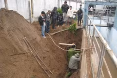 "Địa đạo" đặt ống xả nước ngầm của Tung Kuang sâu gần 3m. (Ảnh: Trung Hiền/Vietnam+)