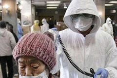 Đo phóng xạ cho người vừa rời khu vực nhà máy điện hạt nhân Fukushima I. (Ảnh: AP)