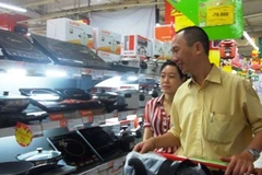 Gian hàng bếp từ thu hút sự quan tâm của khách hàng. (Ảnh: Nguyễn Tâm/Vietnam+)