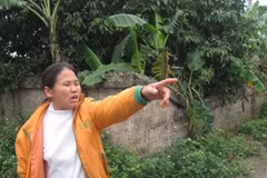 Chị Thời chỉ tay về phía Tung Kuang bức xúc bảo, mình bị mất nghề tôm cá cũng vì công ty sản xuất nhôm này. (Ảnh: Trung Hiền/Vietnam+)
