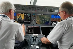 Phi công đang làm việc trong buồng lái. (Ảnh: Việt Hùng/Vietnam+)