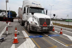 Kiểm soát tải trọng xe container ở trạm cân tại địa bàn tỉnh Thanh Hóa. (Ảnh: Việt Hùng/Vietnam+)