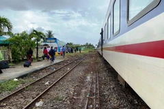 Ngành đường sắt chuyển tải hành khách đi tàu bằng ôtô do mưa lũ làm gián đoạn hoạt động chạy tàu Bắc-Nam. (Nguồn ảnh: Đường sắt Việt Nam)