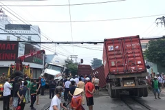 Hiện trường vụ tai nạn tàu hàng đâm xe container tại Bình Dương. (Nguồn ảnh: Câu lạc bộ yêu đường sắt Việt Nam)