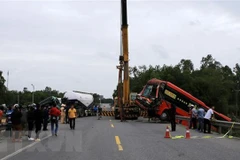 Hiện trường một vụ tai nạn giao thông giữa xe khách và xe đầu kéo. (Ảnh: Hồ Cầu/TTXVN)
