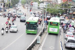 Buýt nhanh BRT 01 Kim Mã-Yên Nghĩa đi vào hoạt động đã thu hút được số lượng khách tham gia khá cao. (Ảnh: Thi Uyên/Vietnam+)