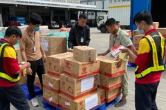 Nhân viên Vietjet Air tiếp nhận hàng hóa cứu trợ vận chuyển miễn phí đến miền Trung. (Ảnh: CTV/Vietnam+)